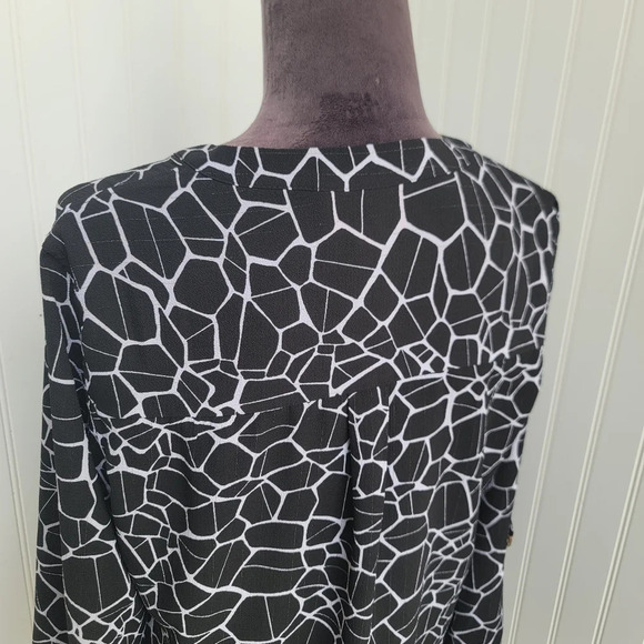 Jennifer Lopes Women’s Top Blouse Animal Print Black White Gold Print V-Neck M - Picture 3 of 16
